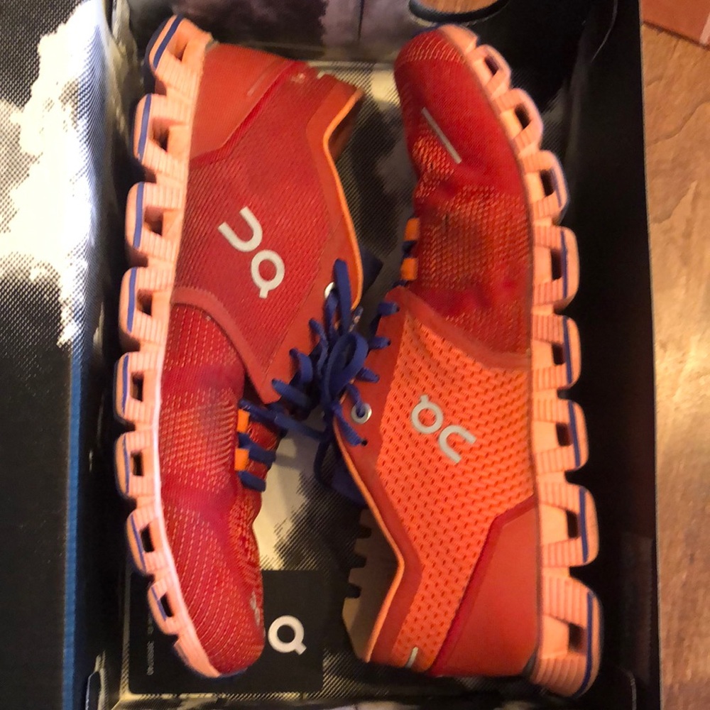 Women’s On Cloud shoes - size 9